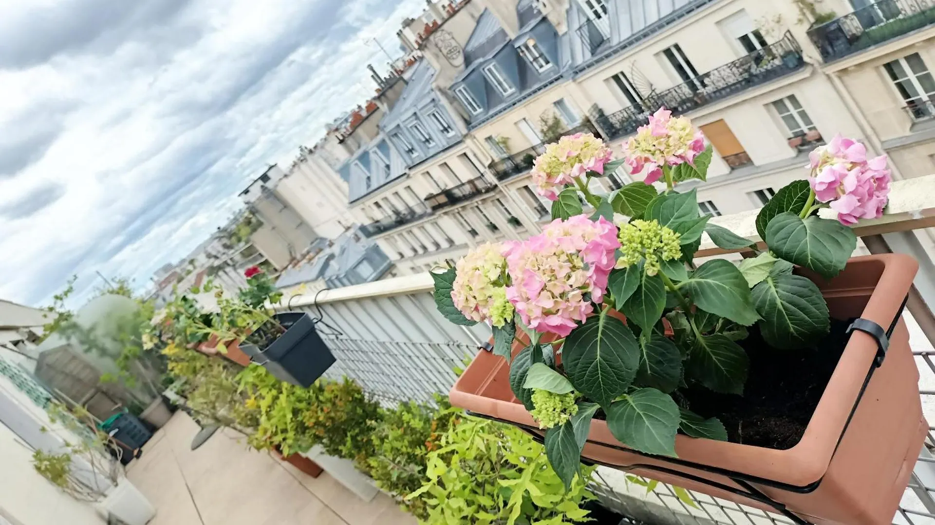 King Bedroom And Terrace In Center, Shared Bathroom Париж