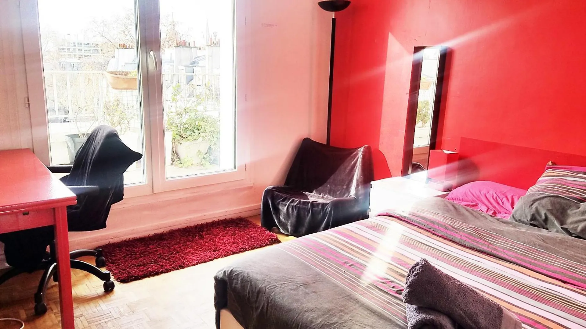 Проживание в семье King Bedroom And Terrace In Center, Shared Bathroom